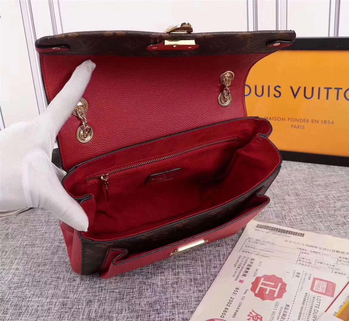 louis-vuitton-airplane-bag-for-salesman-paul-smith